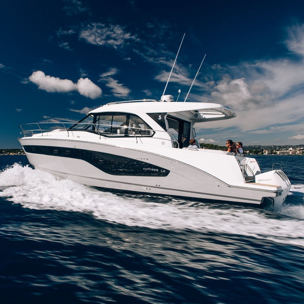 Antares 12 Coupe im Wasser