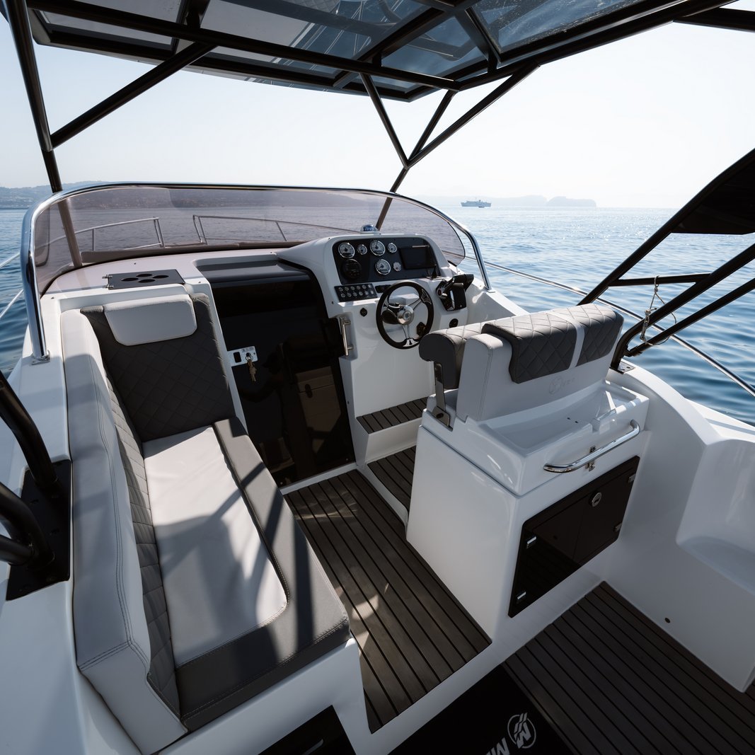 Saver 870 Cabin Cockpit